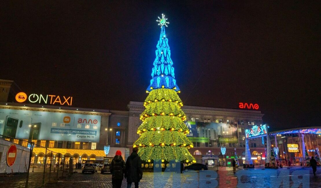 Харківський метрополітен прикрашають до новорічних свят