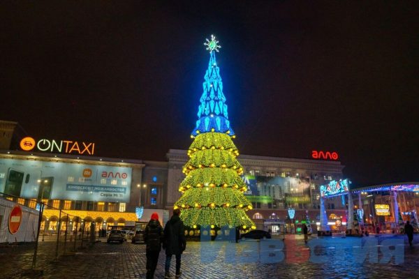 Харківський метрополітен прикрашають до новорічних свят