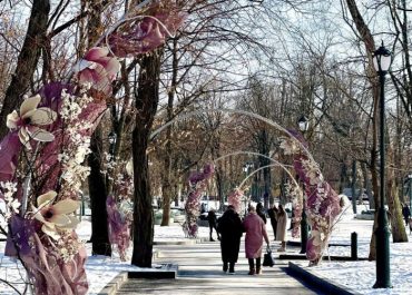 Харків прикрасили квітковими інсталяціями