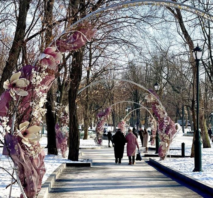 Харків прикрасили квітковими інсталяціями