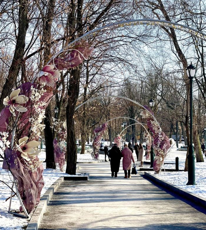 Харків прикрасили квітковими інсталяціями