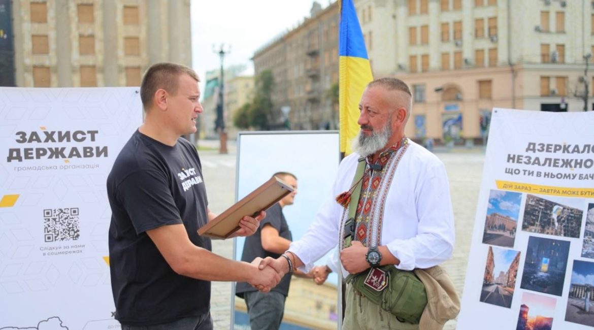 Дзеркало Незалежності. На площі Свободи в Харкові пройшов всеукраїнський флешмоб з нагоди свята