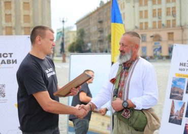 Дзеркало Незалежності. На площі Свободи в Харкові пройшов всеукраїнський флешмоб з нагоди свята